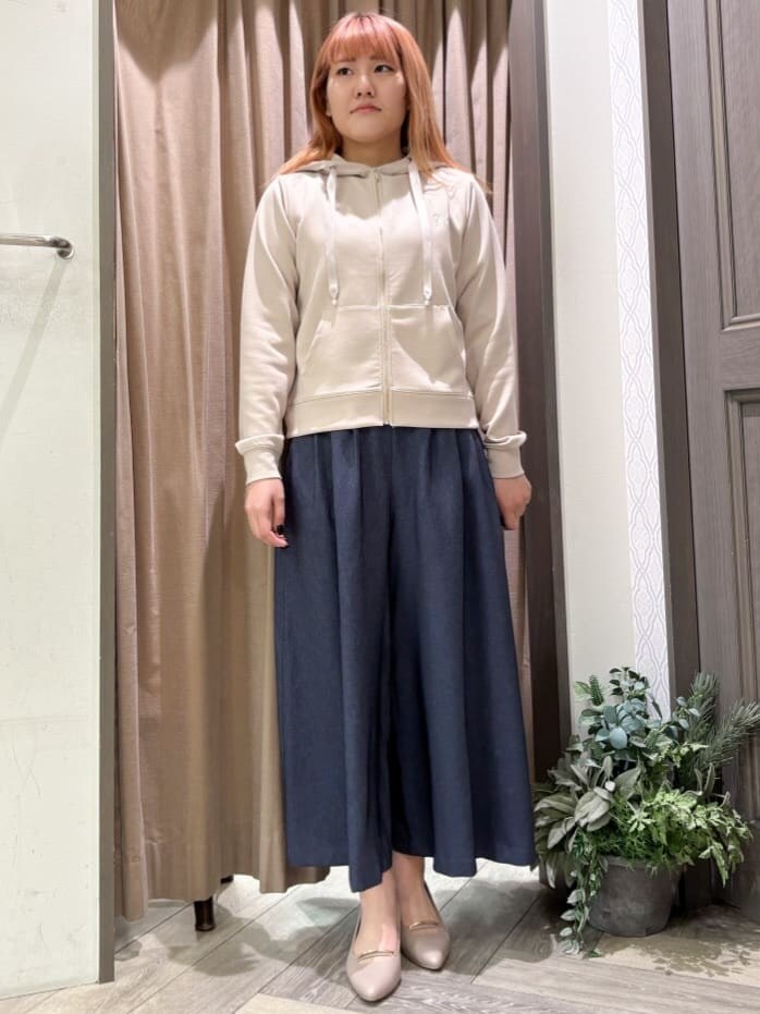 ホワイト系のニット/セーター、ベージュ系のパーカー、ブルー系のその他パンツを着用したレディースの春コーディネートの4枚目の写真