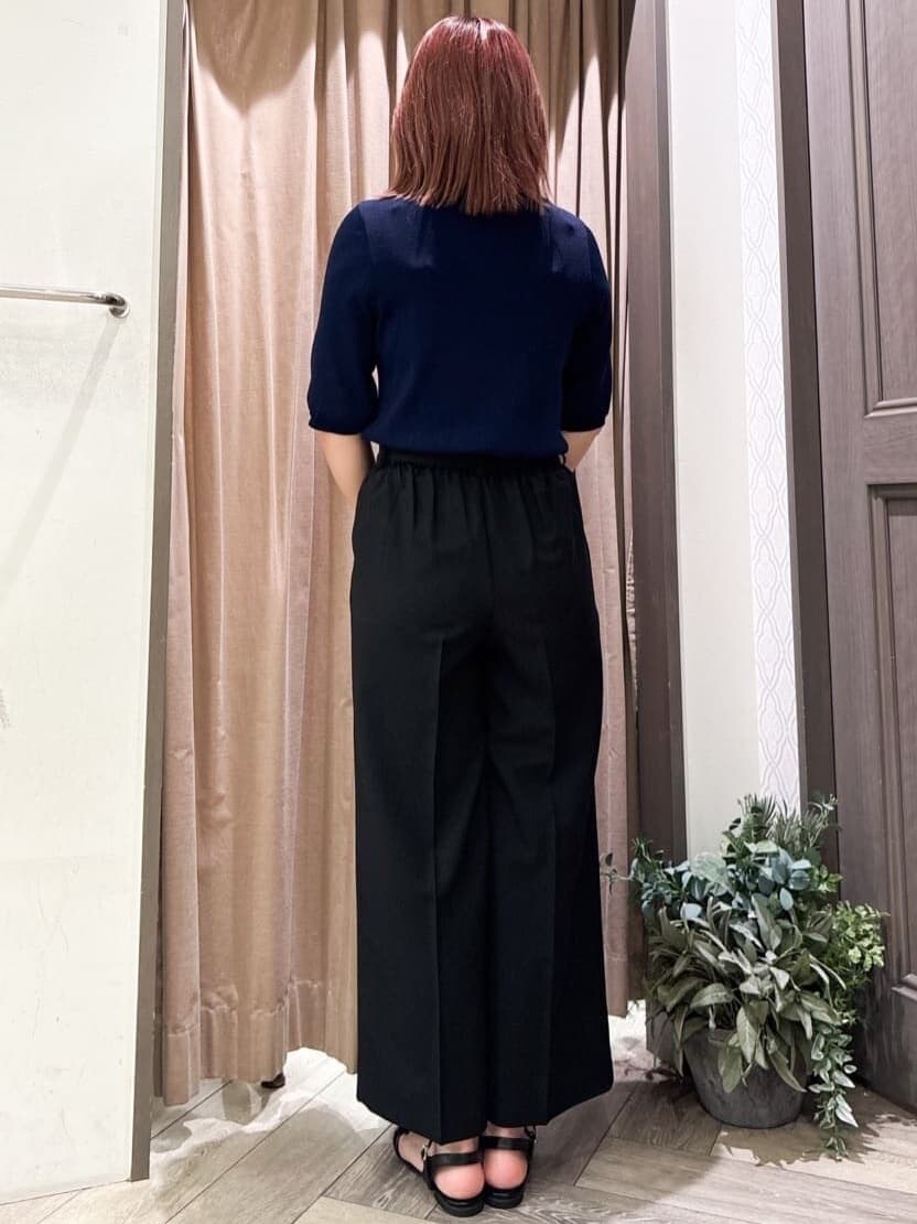 ブルー系のニット/セーター、ブラック系のその他パンツ、ブラック系のトートバッグを着用したレディースの春コーディネートの3枚目の写真