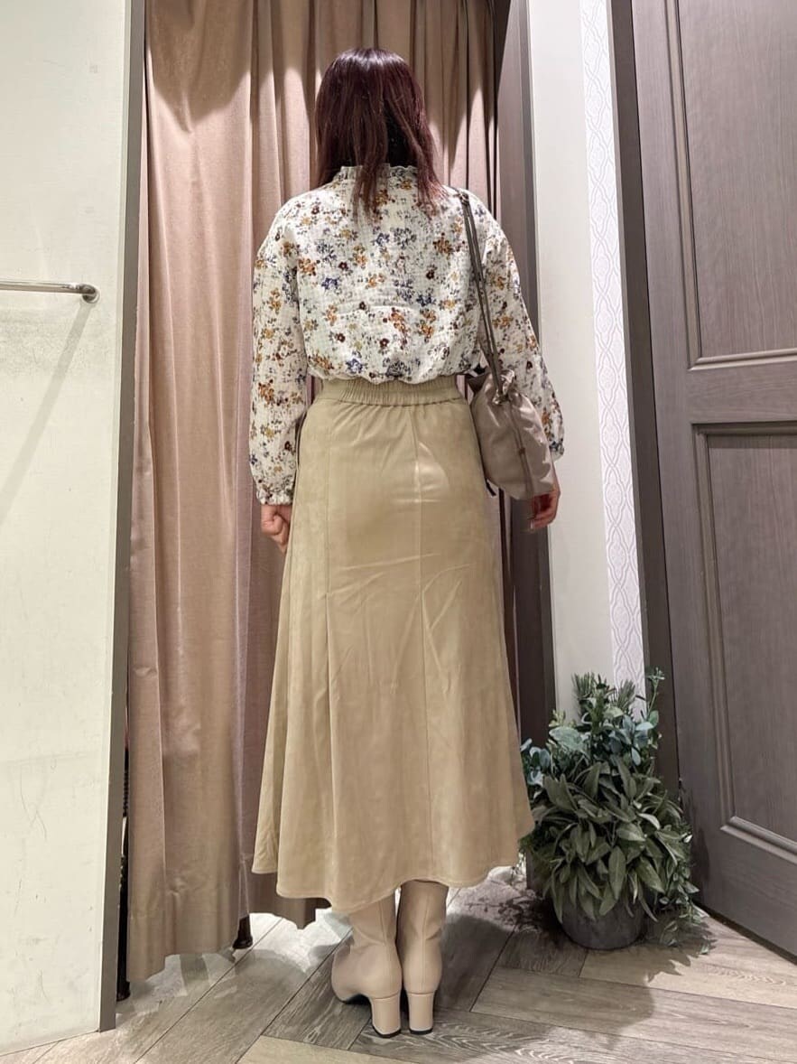 ベージュ系のシャツ/ブラウス、ベージュ系のスカート、ベージュ系のショルダーバッグを着用したレディースの秋コーディネートの3枚目の写真
