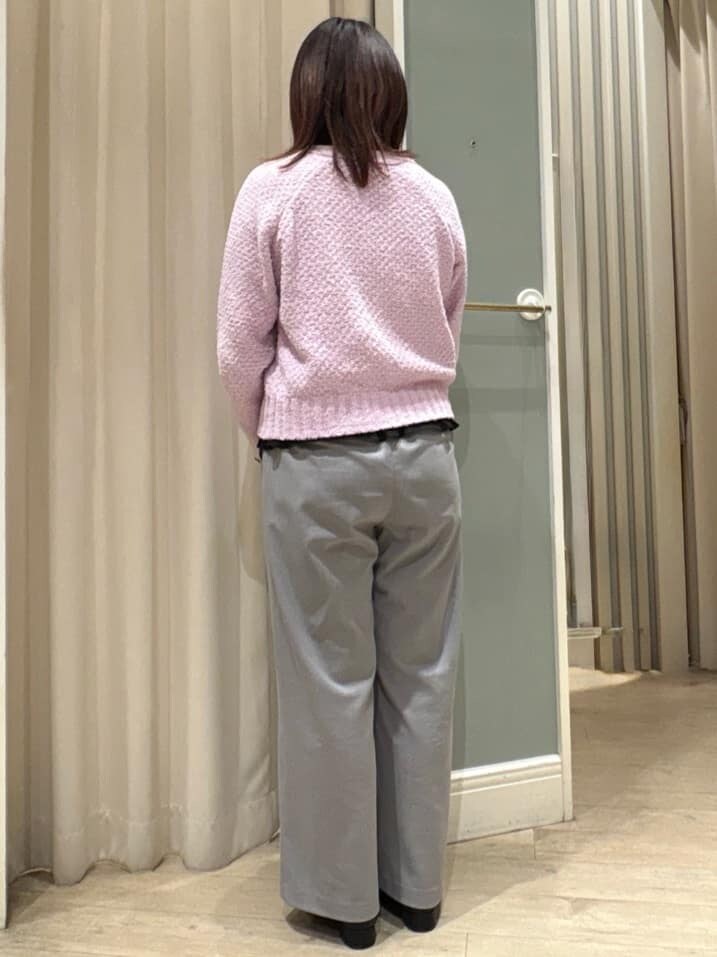 ピンク系のカーディガン/ボレロ、ブラック系のニット/セーター、グレー系のその他パンツを着用したレディースの冬コーディネートの3枚目の写真