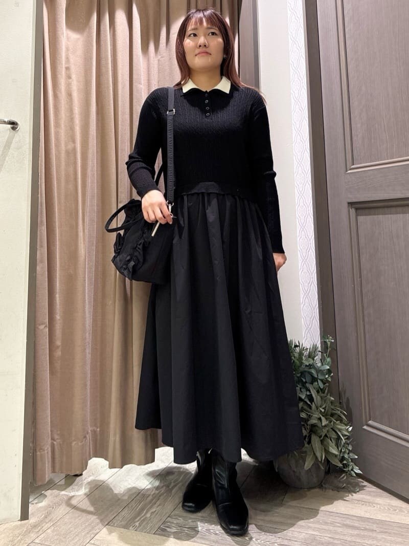 ブルー系のノーカラーコート、ブラック系のワンピース、ブラック系のトートバッグを着用したレディースの秋コーディネートの5枚目の写真