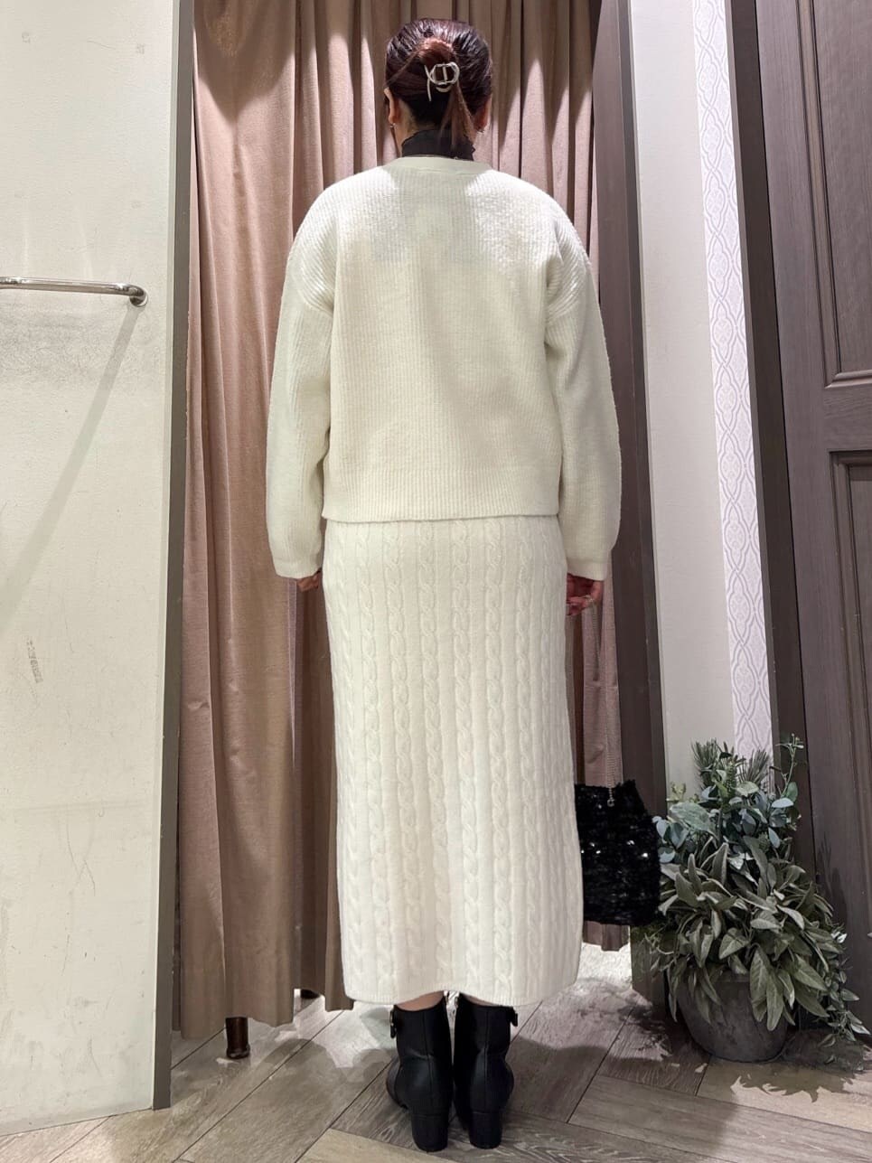 ホワイト系のカーディガン/ボレロ、ホワイト系のニット/セーター、グレー系のニット/セーターを着用したレディースの秋コーディネートの3枚目の写真