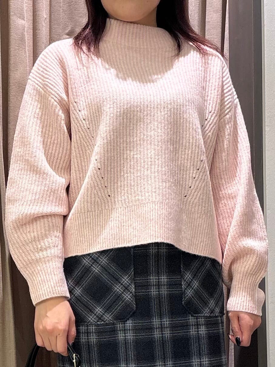 ピンク系のニット/セーター、ブルー系のスカート、ブラック系のショルダーバッグを着用したレディースの冬コーディネートの4枚目の写真