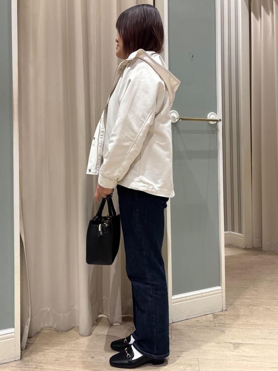ホワイト系のブルゾン、ピンク系のニット/セーター、ブルー系のデニムパンツを着用したレディースの冬コーディネートの2枚目の写真
