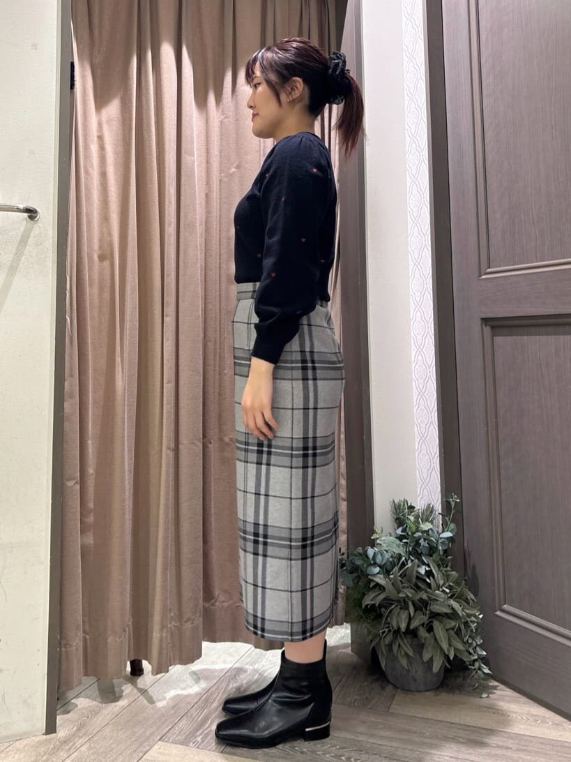 ブルー系のニット/セーター、グレー系のスカートを着用したレディースの冬コーディネートの2枚目の写真