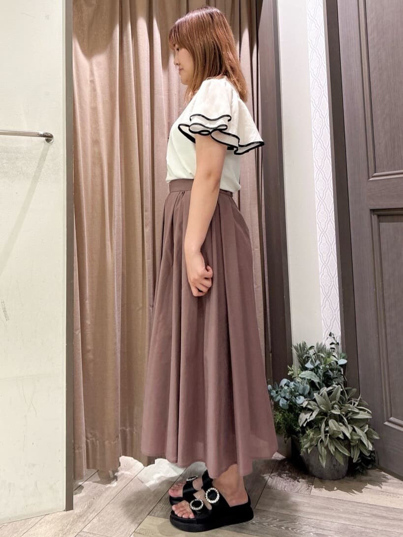 ホワイト系のTシャツ/カットソー、ピンク系のスカートを着用したレディースの夏コーディネートの2枚目の写真