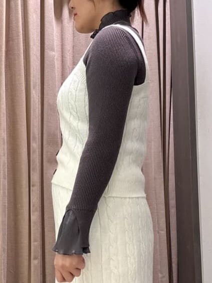 グレー系のニット/セーター、ホワイト系のニット/セーター、ホワイト系のスカートを着用したレディースの秋コーディネートの4枚目の写真