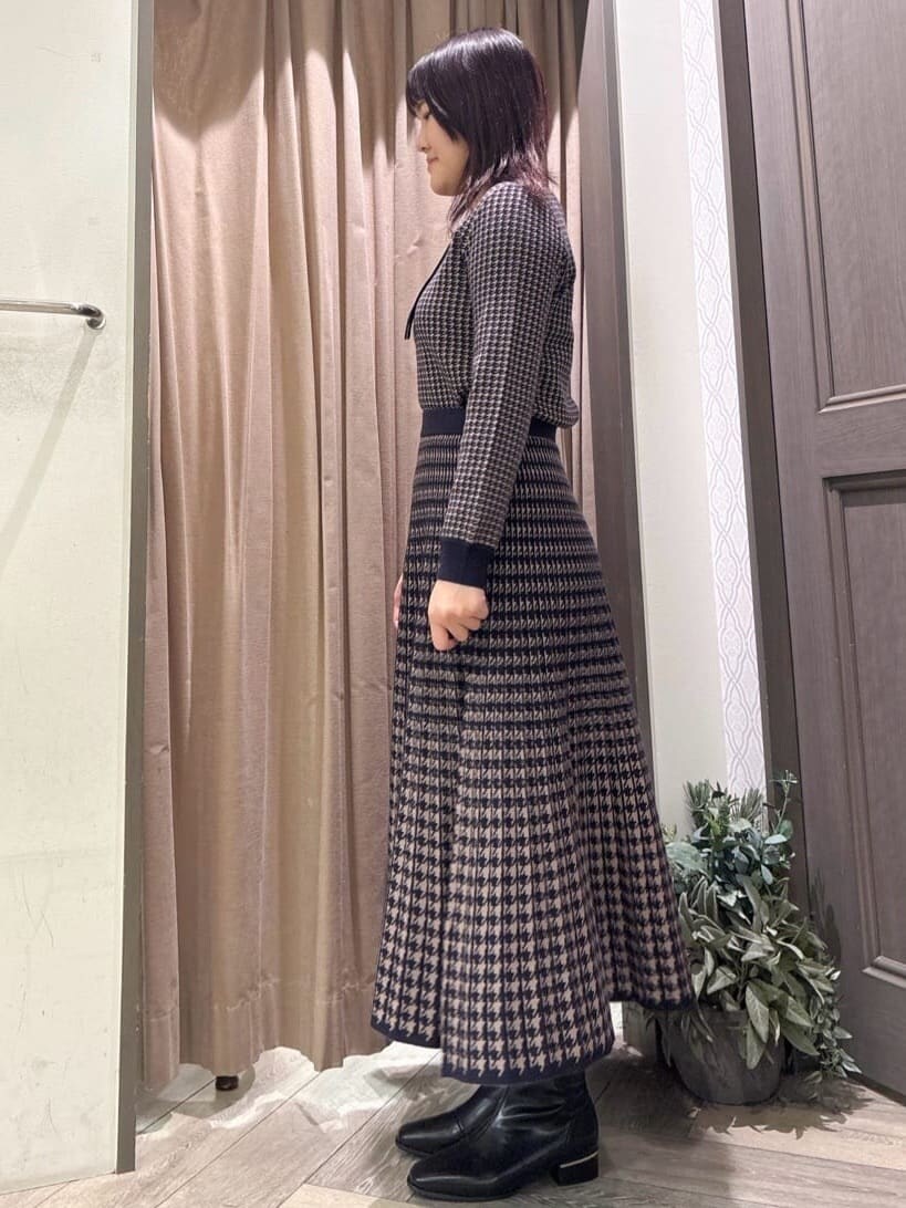 ブルー系のニット/セーター、ブルー系のスカートを着用したレディースの冬コーディネートの2枚目の写真