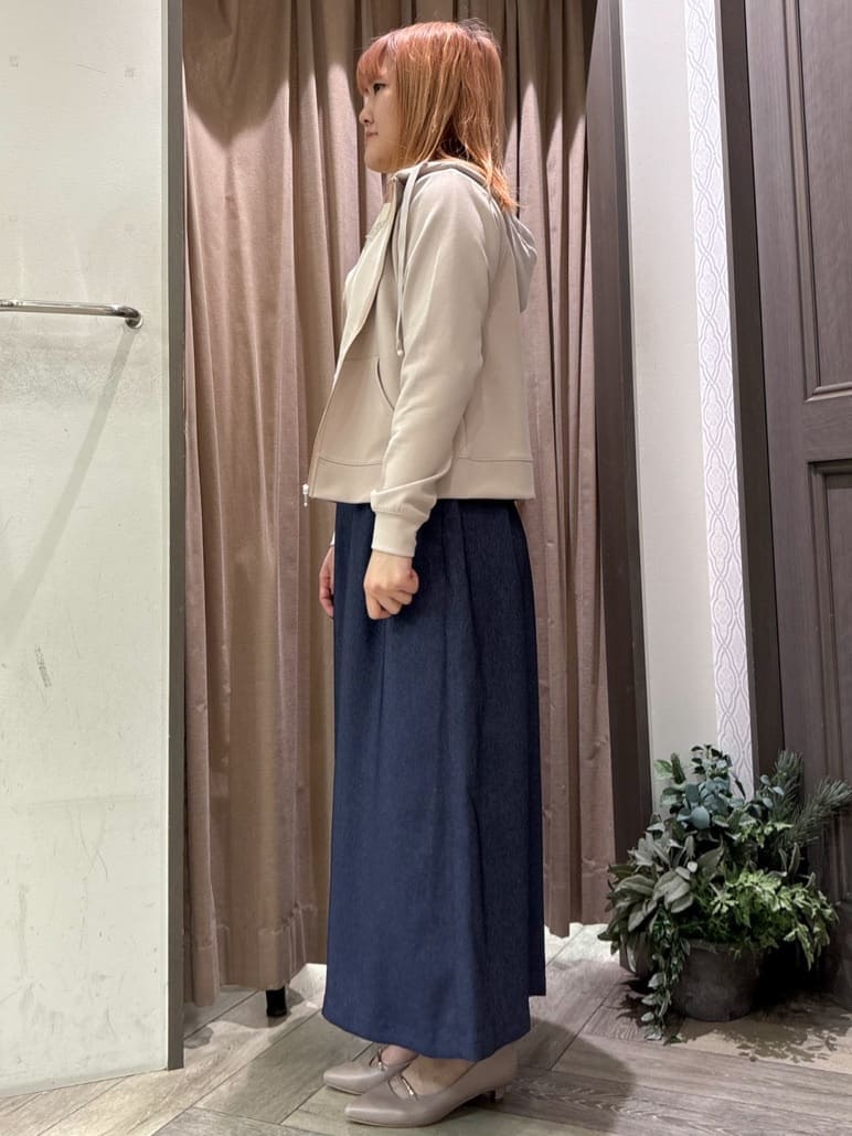 ホワイト系のニット/セーター、ベージュ系のパーカー、ブルー系のその他パンツを着用したレディースの春コーディネートの2枚目の写真