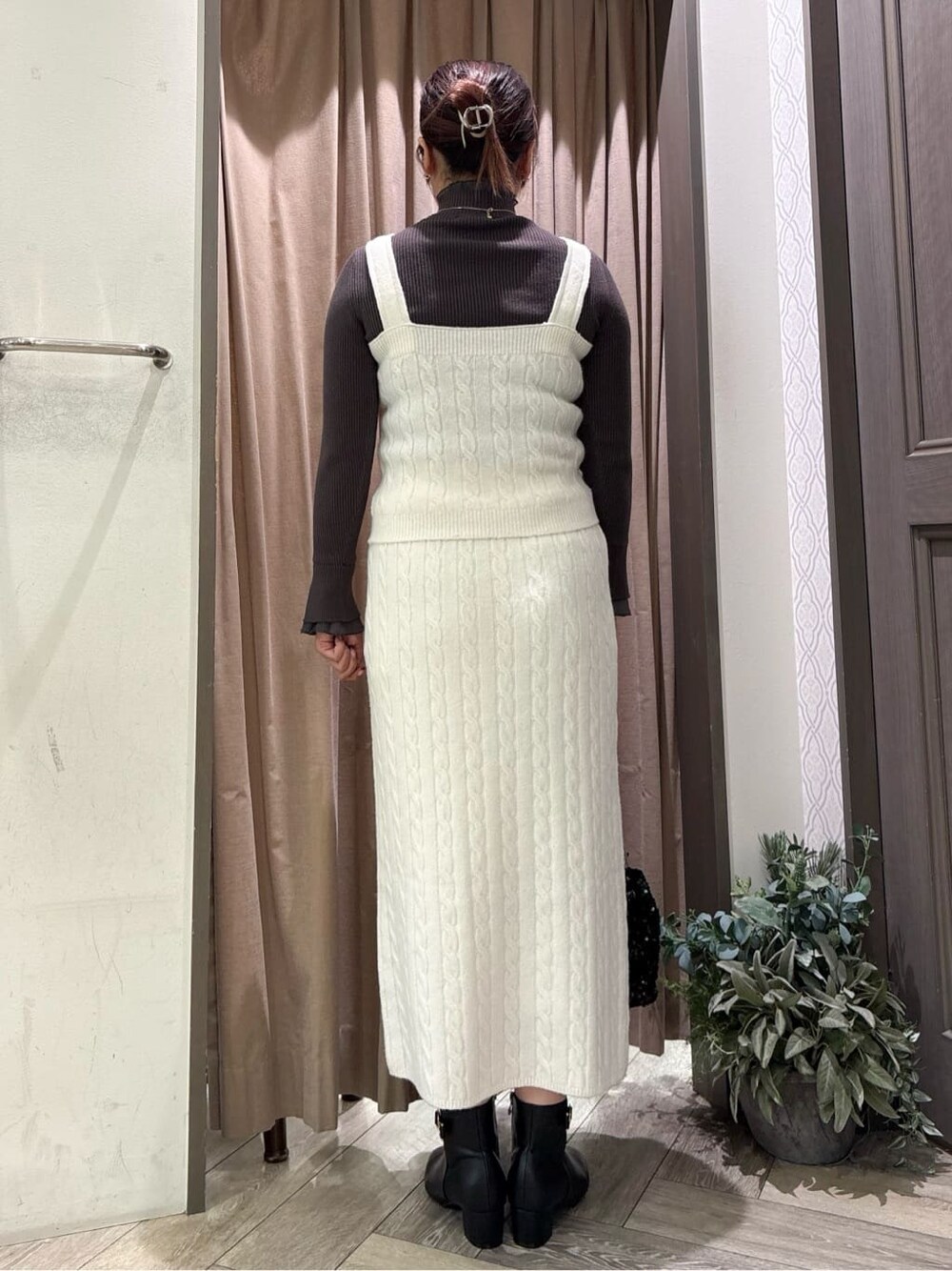 グレー系のニット/セーター、ホワイト系のニット/セーター、ホワイト系のスカートを着用したレディースの秋コーディネートの3枚目の写真