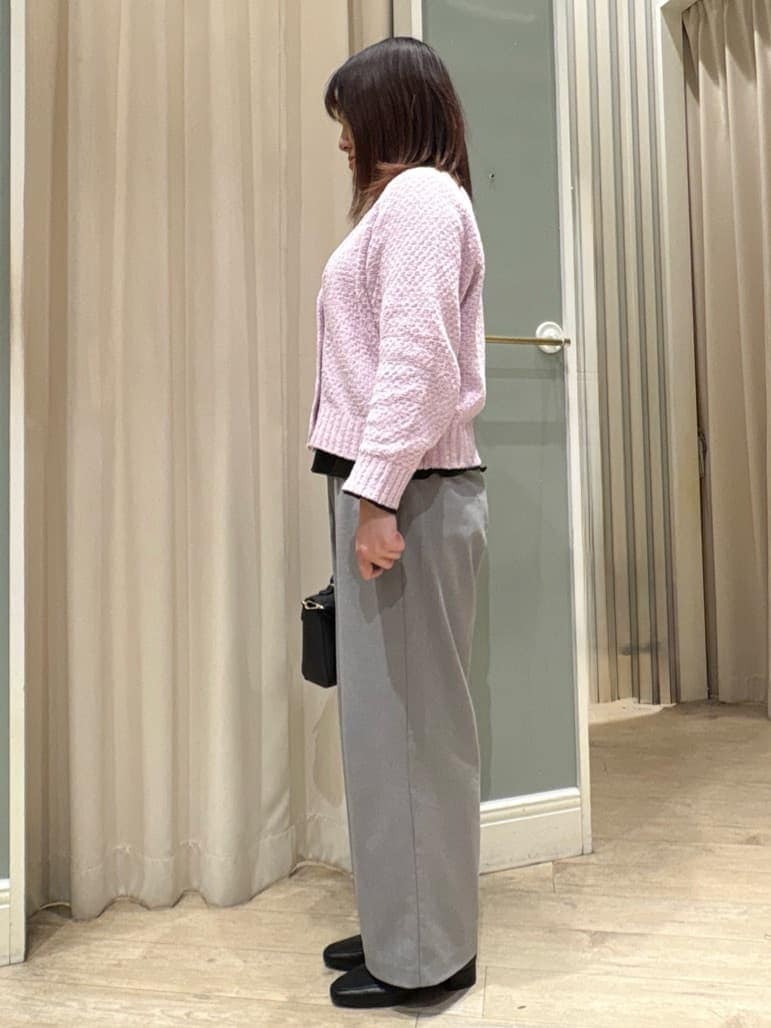 ピンク系のカーディガン/ボレロ、ブラック系のニット/セーター、グレー系のその他パンツを着用したレディースの冬コーディネートの2枚目の写真