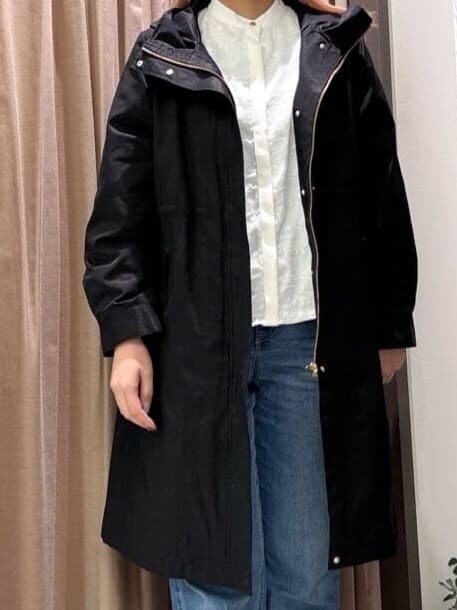 ブラック系のモッズコート、ホワイト系のシャツ/ブラウス、ブルー系のデニムパンツを着用したレディースの冬コーディネートの7枚目の写真