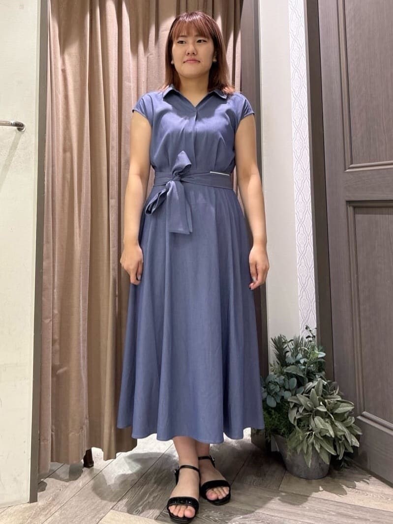 ホワイト系のカーディガン/ボレロ、ブルー系のワンピースを着用したレディースの夏コーディネートの4枚目の写真