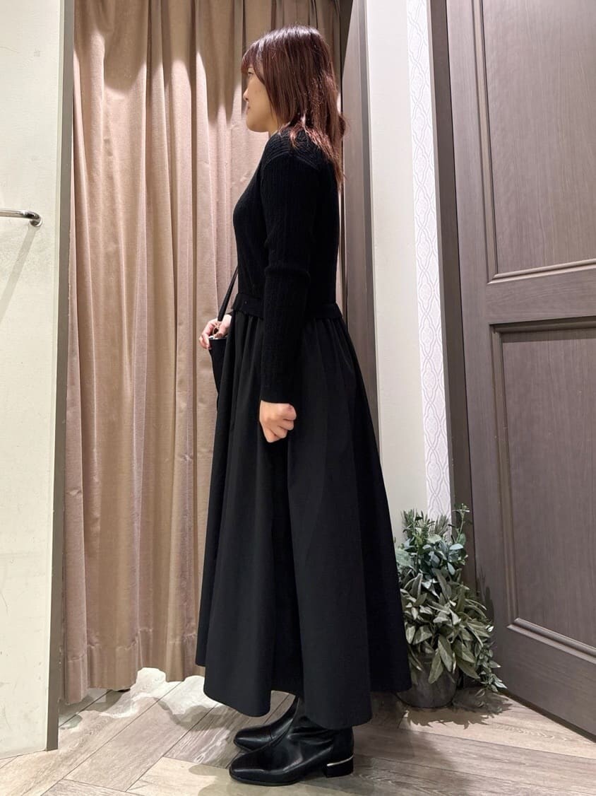 ブラック系のワンピース、ブラック系のトートバッグを着用したレディースの秋コーディネートの2枚目の写真
