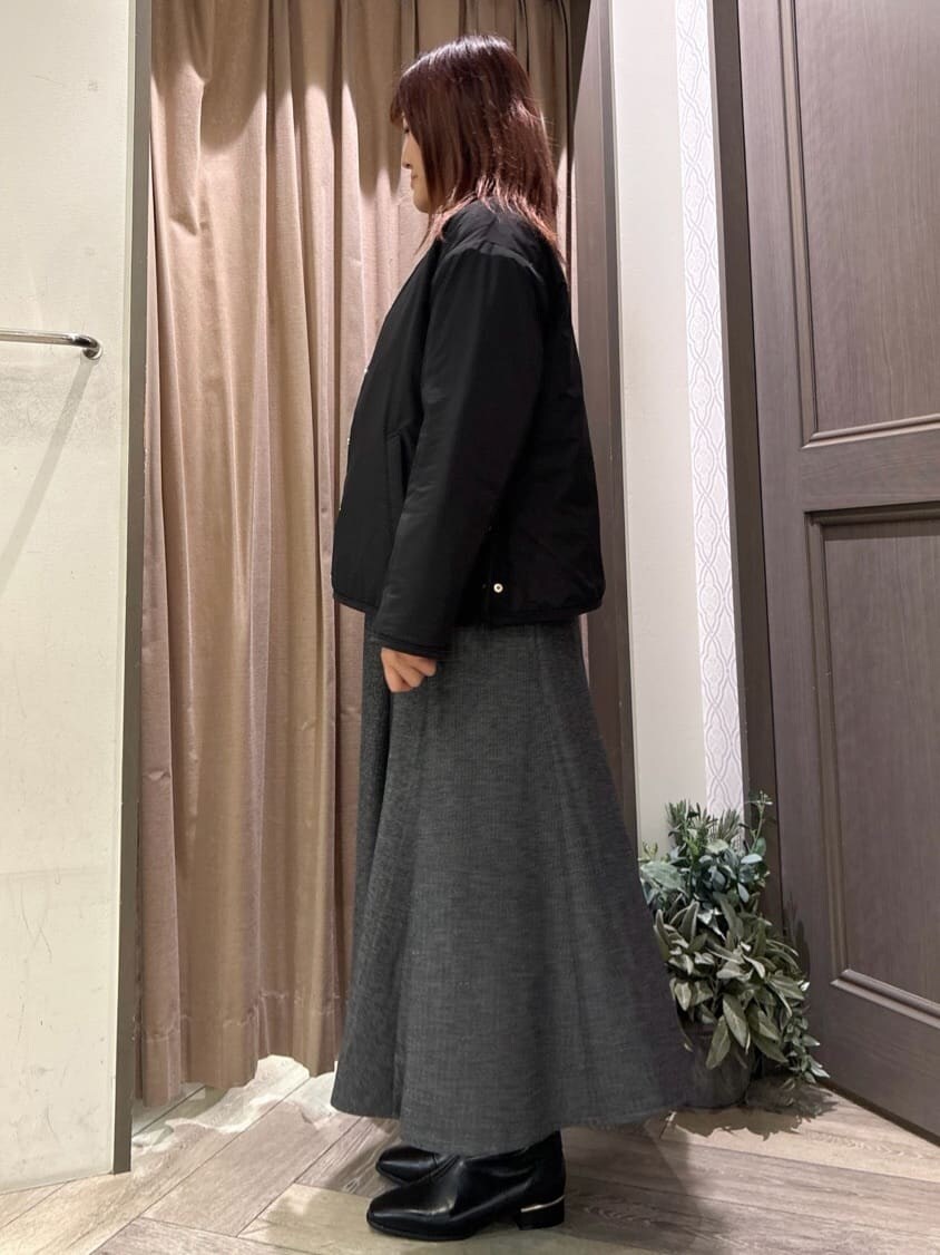 ブラック系のその他アウター、ピンク系のニット/セーター、グレー系のスカートを着用したレディースの秋コーディネートの5枚目の写真