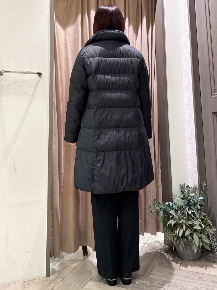 ブラック系のダウンジャケット/コート、ブルー系のニット/セーター、ブラック系のその他パンツを着用したレディースの秋コーディネートの9枚目の写真