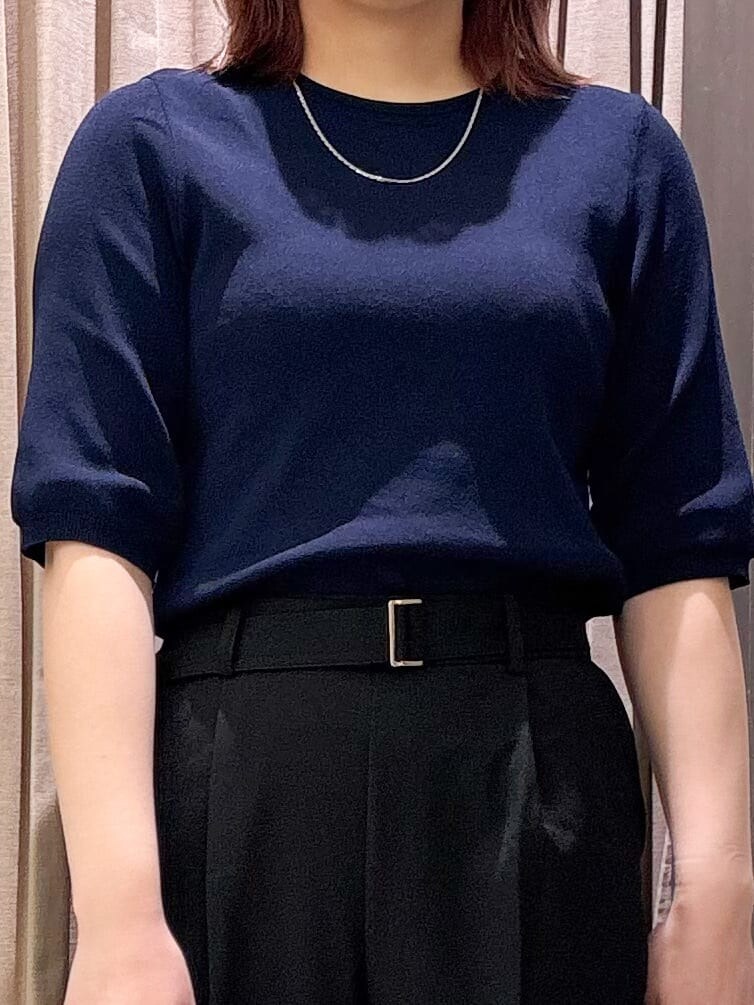 ブルー系のニット/セーター、ブラック系のその他パンツ、ブラック系のトートバッグを着用したレディースの春コーディネートの4枚目の写真