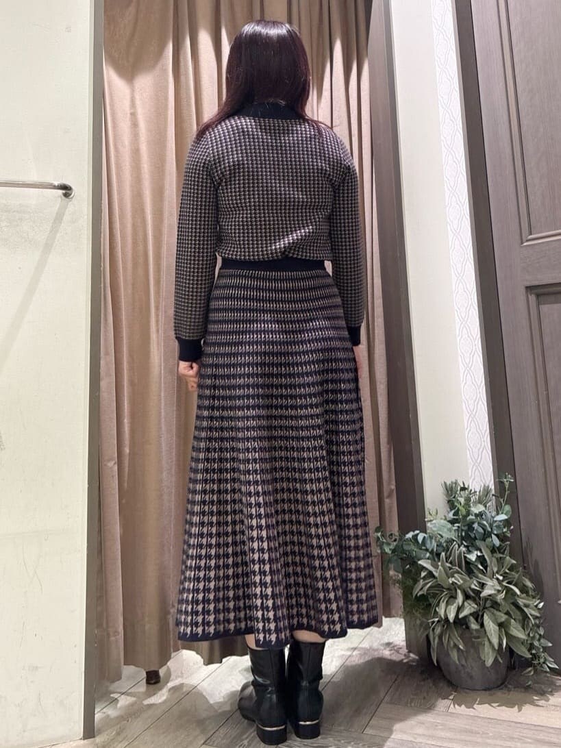 ブルー系のニット/セーター、ブルー系のスカートを着用したレディースの冬コーディネートの3枚目の写真