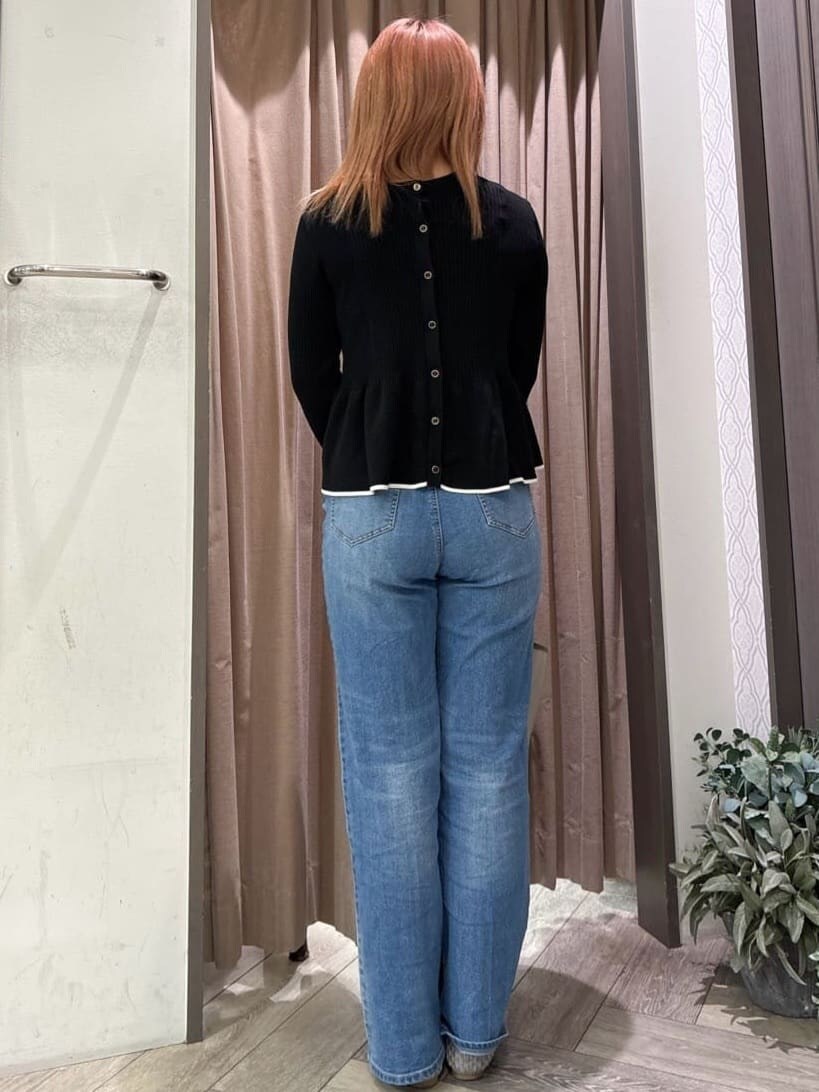 ブラック系のニット/セーター、ブルー系のデニムパンツ、グレー系のトートバッグを着用したレディースの春コーディネートの5枚目の写真