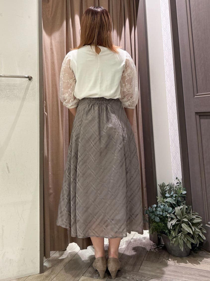 ホワイト系のTシャツ/カットソー、ブラウン系のスカートを着用したレディースの夏コーディネートの3枚目の写真