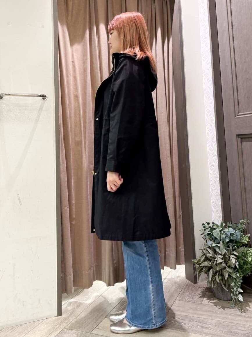 ブラック系のモッズコート、ホワイト系のシャツ/ブラウス、ブルー系のデニムパンツを着用したレディースの冬コーディネートの2枚目の写真