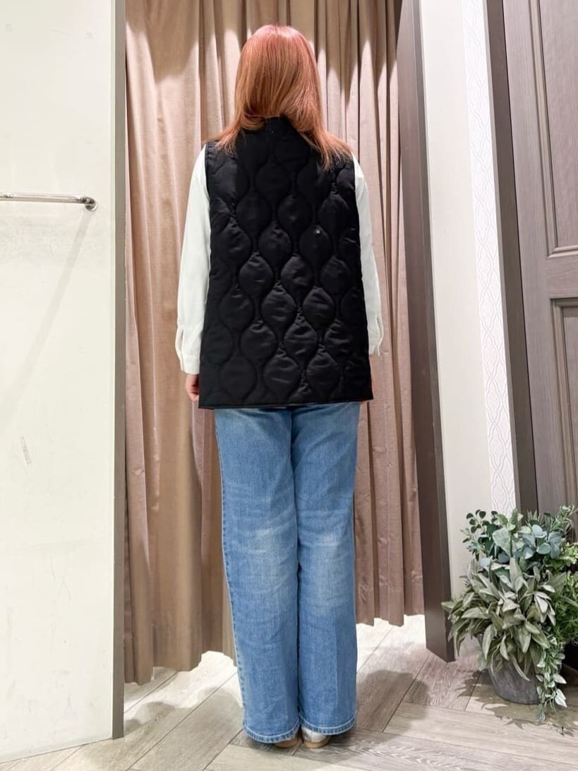 ブラック系のモッズコート、ホワイト系のシャツ/ブラウス、ブルー系のデニムパンツを着用したレディースの冬コーディネートの6枚目の写真
