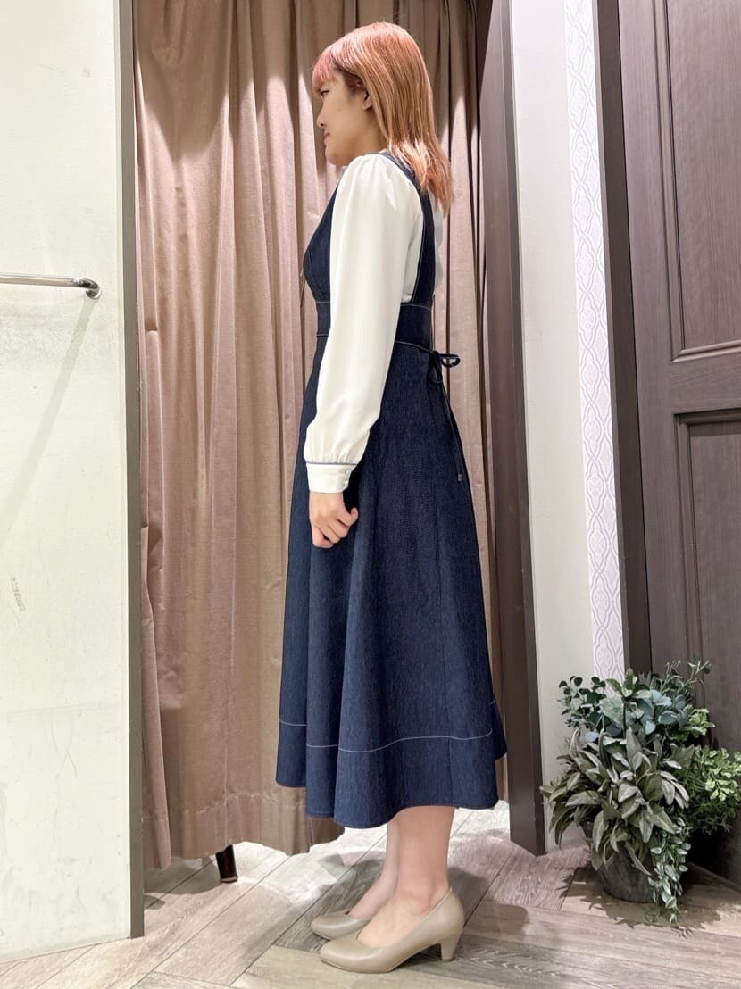 ベージュ系のシャツ/ブラウス、ブルー系のワンピースを着用したレディースの春コーディネートの2枚目の写真