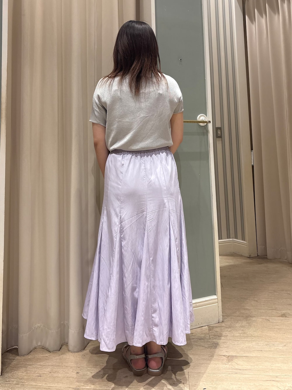 シルバー系のニット/セーター、パープル系のスカート、ホワイト系のショルダーバッグを着用したレディースの夏コーディネートの3枚目の写真
