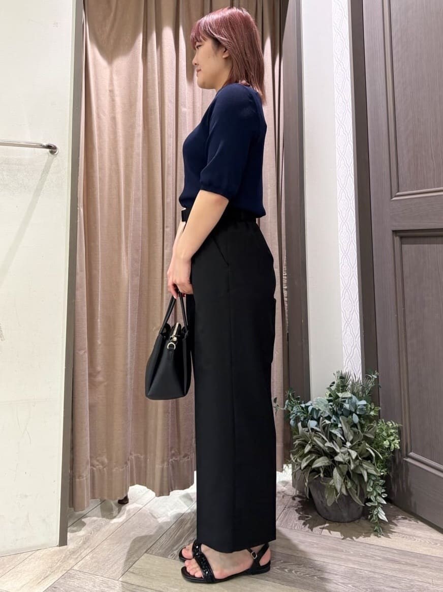 ブルー系のニット/セーター、ブラック系のその他パンツ、ブラック系のトートバッグを着用したレディースの春コーディネートの2枚目の写真
