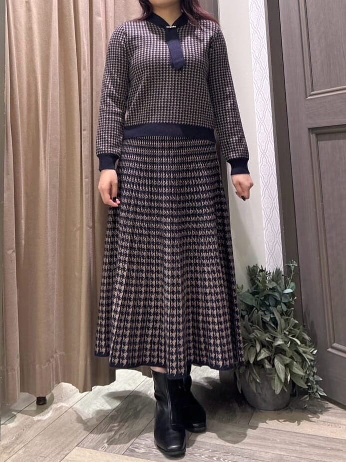 ブルー系のニット/セーター、ブルー系のスカートを着用したレディースの冬コーディネートの5枚目の写真