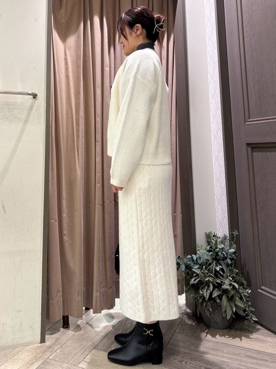 ホワイト系のカーディガン/ボレロ、ホワイト系のニット/セーター、グレー系のニット/セーターを着用したレディースの秋コーディネートの2枚目の写真