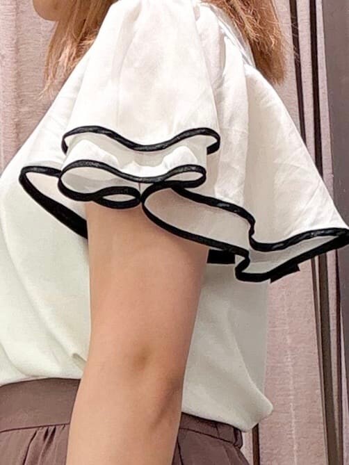 ホワイト系のTシャツ/カットソー、ピンク系のスカートを着用したレディースの夏コーディネートの4枚目の写真