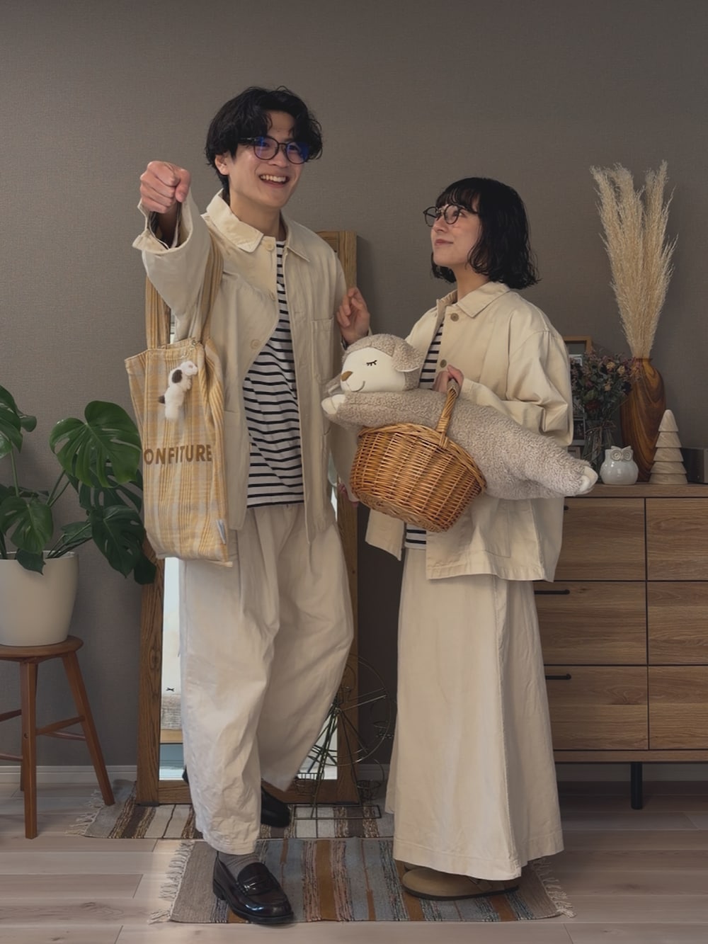 イエロー系のトートバッグ、ホワイト系のTシャツ/カットソー、グレー系のチノパンツを着用したメンズの春コーディネートの2枚目の写真