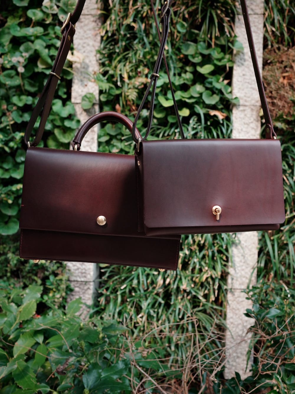 ベージュ系のその他パンツ、ブラウン系のローファー、ホワイト系のシャツ/ブラウスを着用したメンズの冬コーディネートの2枚目の写真