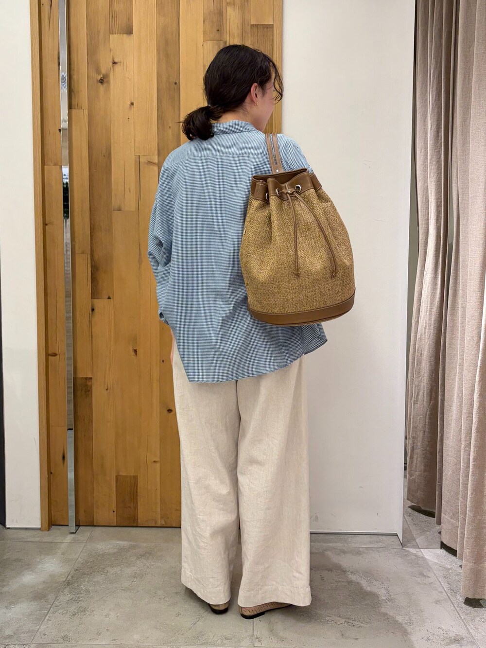 ベージュ系のその他パンツ、ブルー系のシャツ/ブラウス、ブルー系のTシャツ/カットソーを着用したレディースの春コーディネートの2枚目の写真