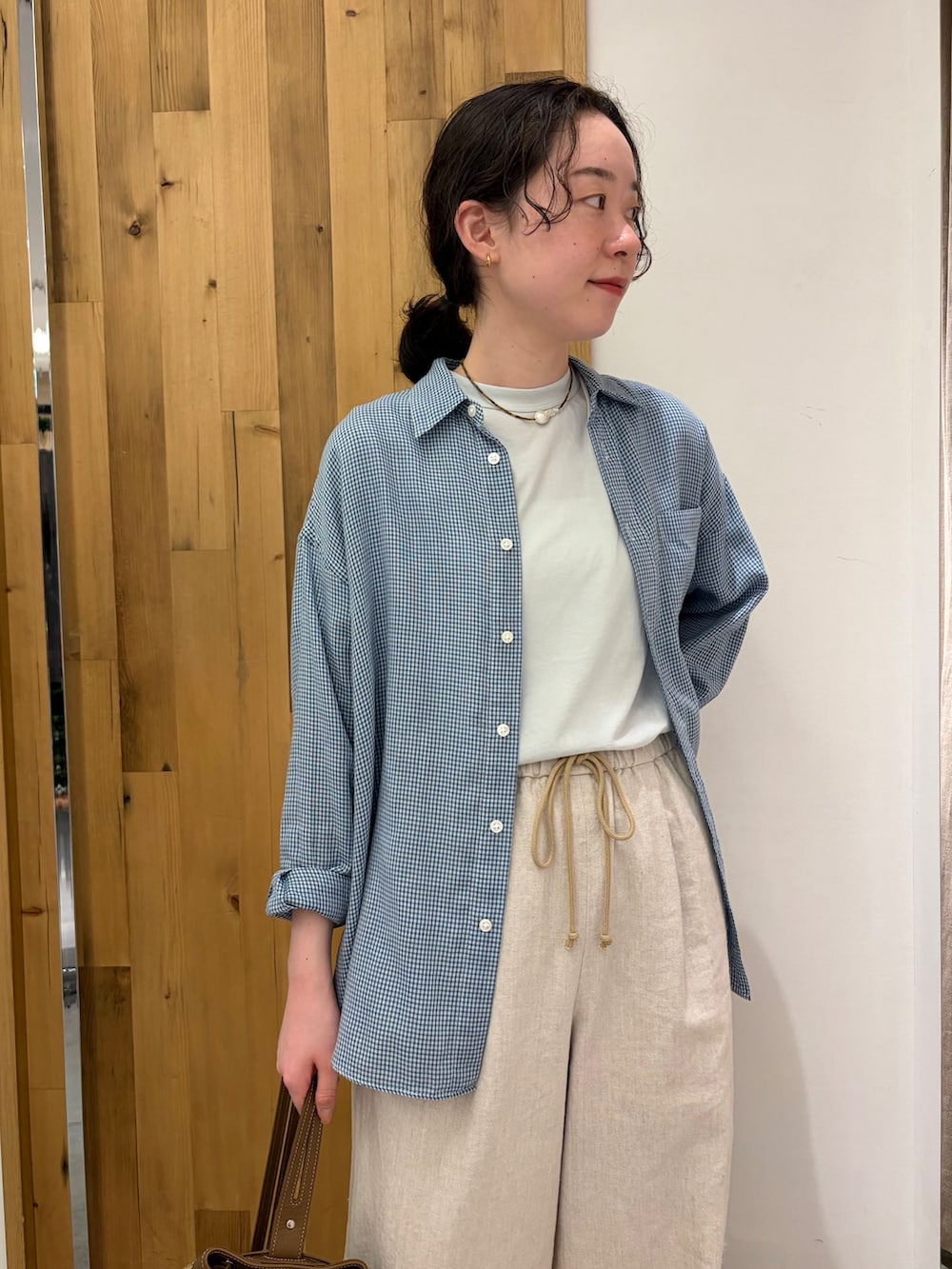 ベージュ系のその他パンツ、ブルー系のシャツ/ブラウス、ブルー系のTシャツ/カットソーを着用したレディースの春コーディネートの3枚目の写真