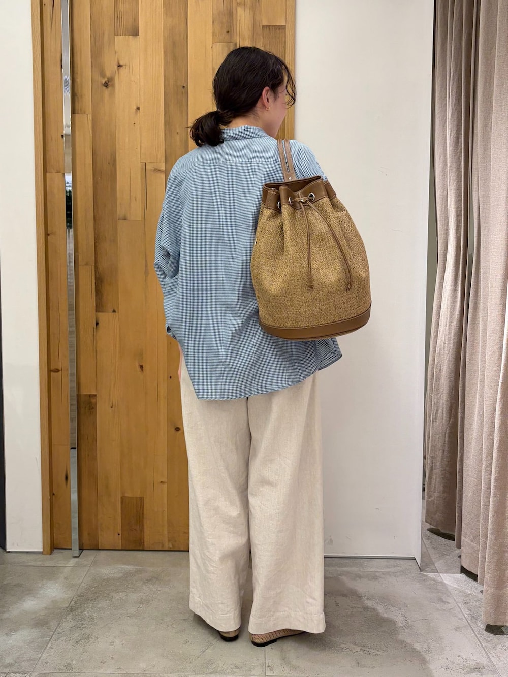 ベージュ系のその他パンツ、ブルー系のシャツ/ブラウス、ブルー系のTシャツ/カットソーを着用したレディースの春コーディネートの2枚目の写真