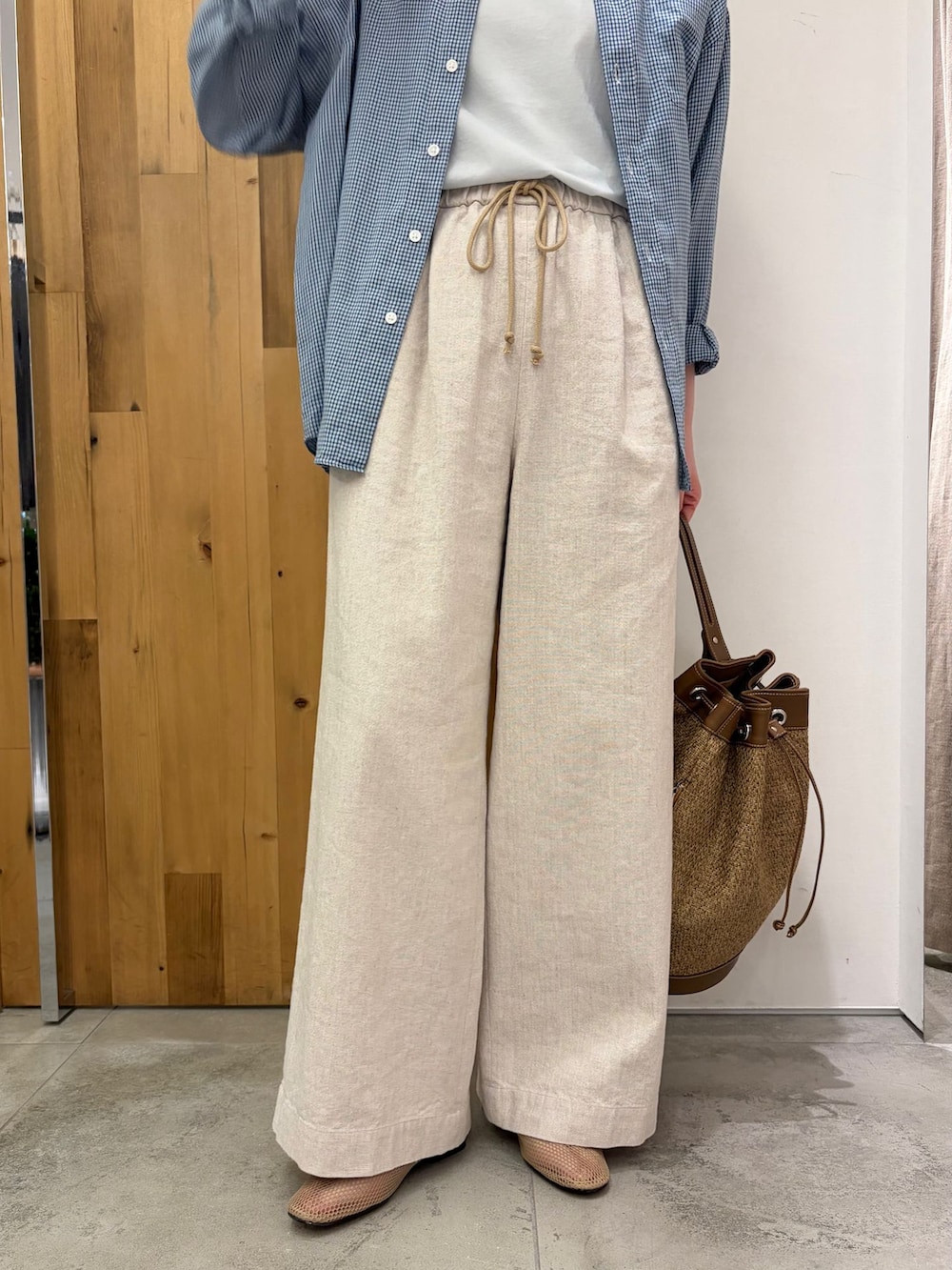 ベージュ系のその他パンツ、ブルー系のシャツ/ブラウス、ブルー系のTシャツ/カットソーを着用したレディースの春コーディネートの6枚目の写真