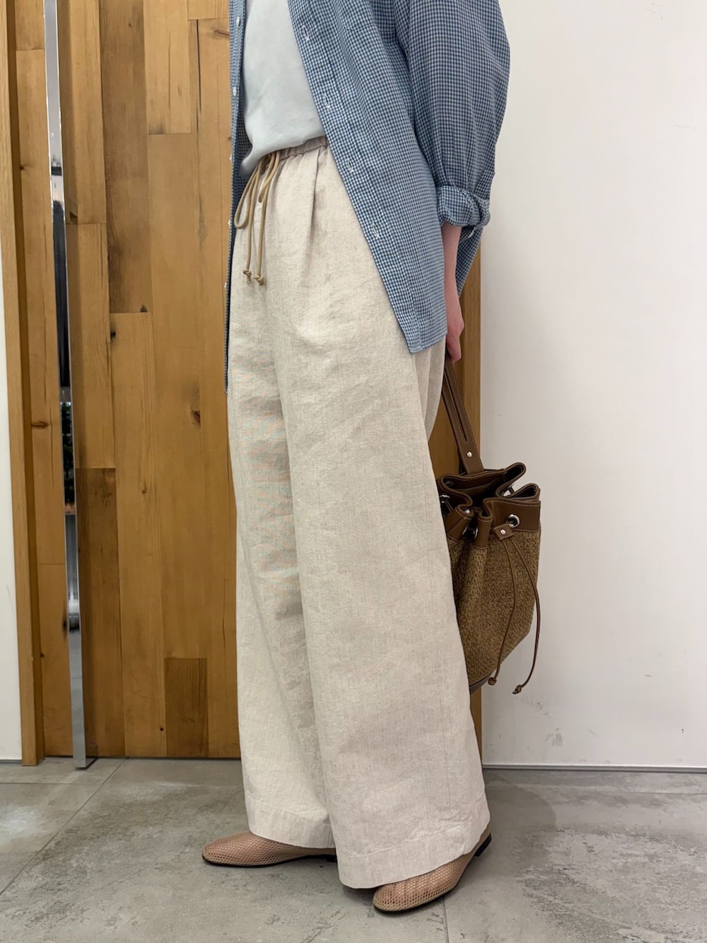 ベージュ系のその他パンツ、ブルー系のシャツ/ブラウス、ブルー系のTシャツ/カットソーを着用したレディースの春コーディネートの7枚目の写真