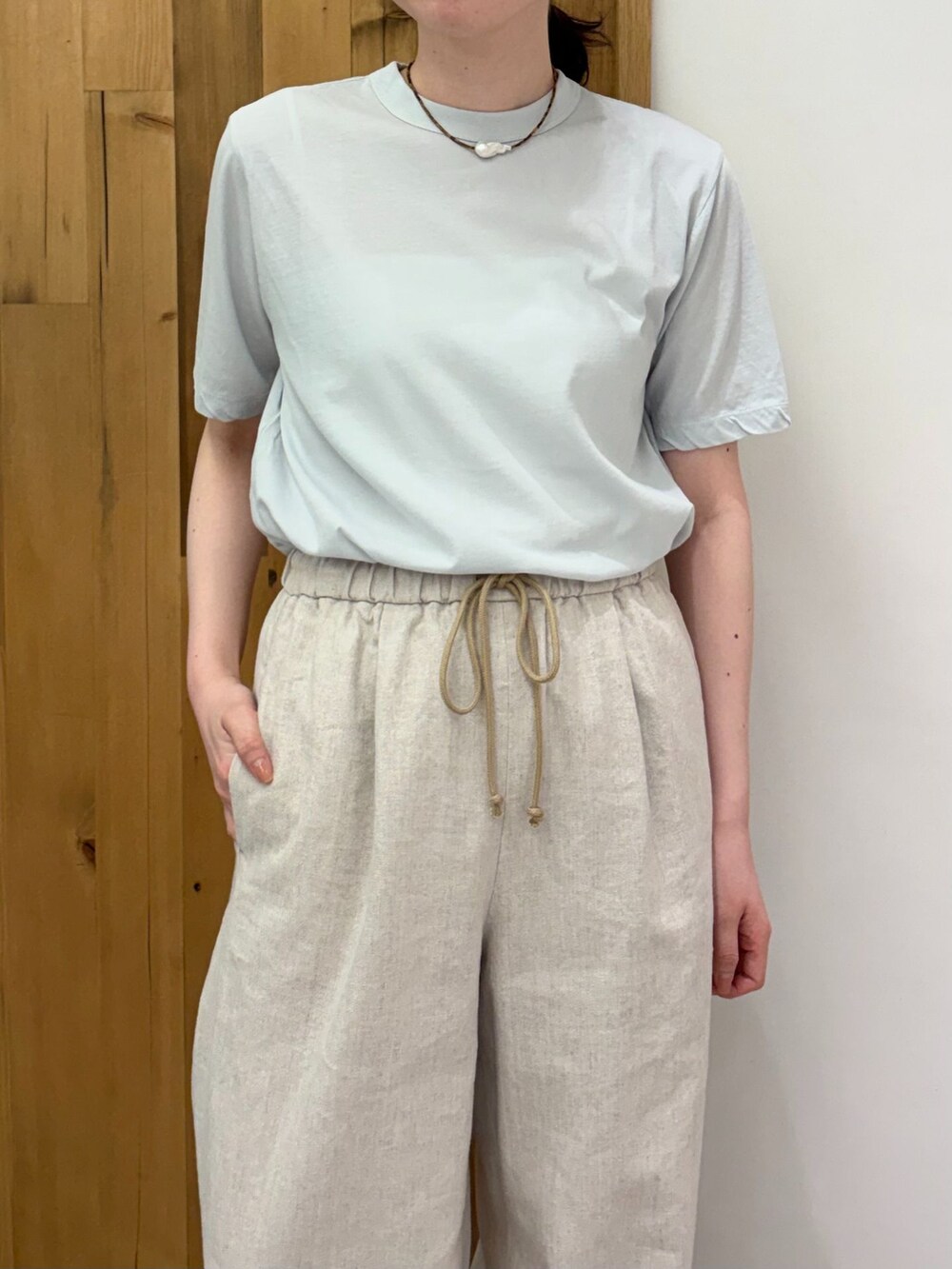 ベージュ系のその他パンツ、ブルー系のシャツ/ブラウス、ブルー系のTシャツ/カットソーを着用したレディースの春コーディネートの5枚目の写真