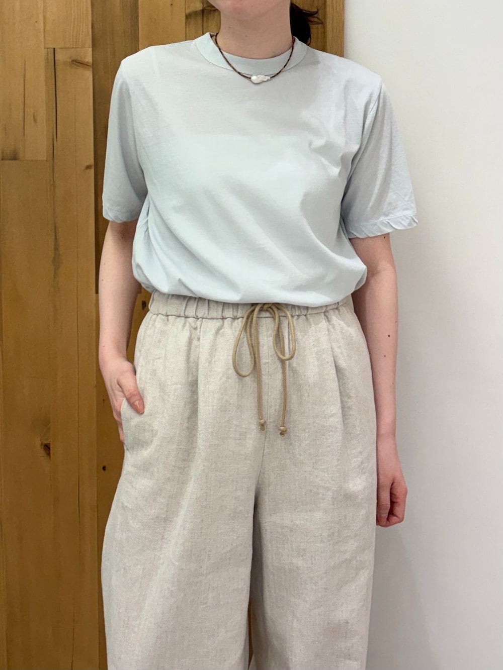 ベージュ系のその他パンツ、ブルー系のシャツ/ブラウス、ブルー系のTシャツ/カットソーを着用したレディースの春コーディネートの5枚目の写真