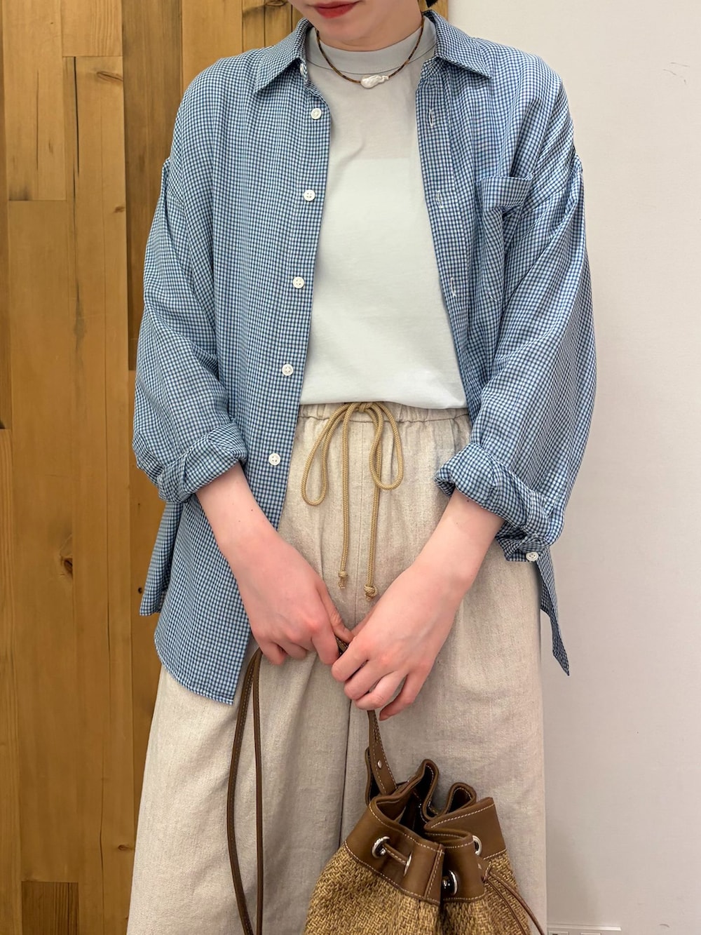 ベージュ系のその他パンツ、ブルー系のシャツ/ブラウス、ブルー系のTシャツ/カットソーを着用したレディースの春コーディネートの4枚目の写真