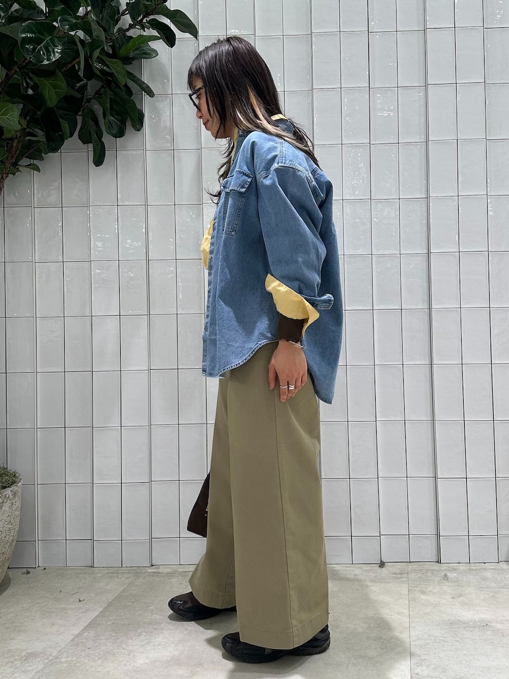 ベージュ系のチノパンツ、ブルー系のシャツ/ブラウス、イエロー系のシャツ/ブラウスを着用したレディースの春コーディネートの7枚目の写真