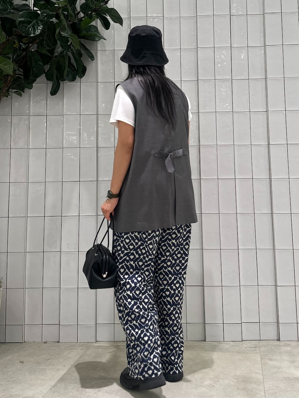 グレー系のその他アウター、ブルー系のその他パンツ、ホワイト系のTシャツ/カットソーを着用したレディースの夏コーディネートの5枚目の写真
