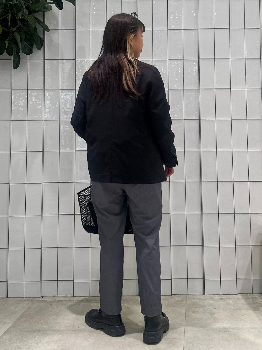 ホワイト系のTシャツ/カットソー、ブラック系のテーラードジャケット、グレー系のスラックスを着用したレディースの春コーディネートの6枚目の写真