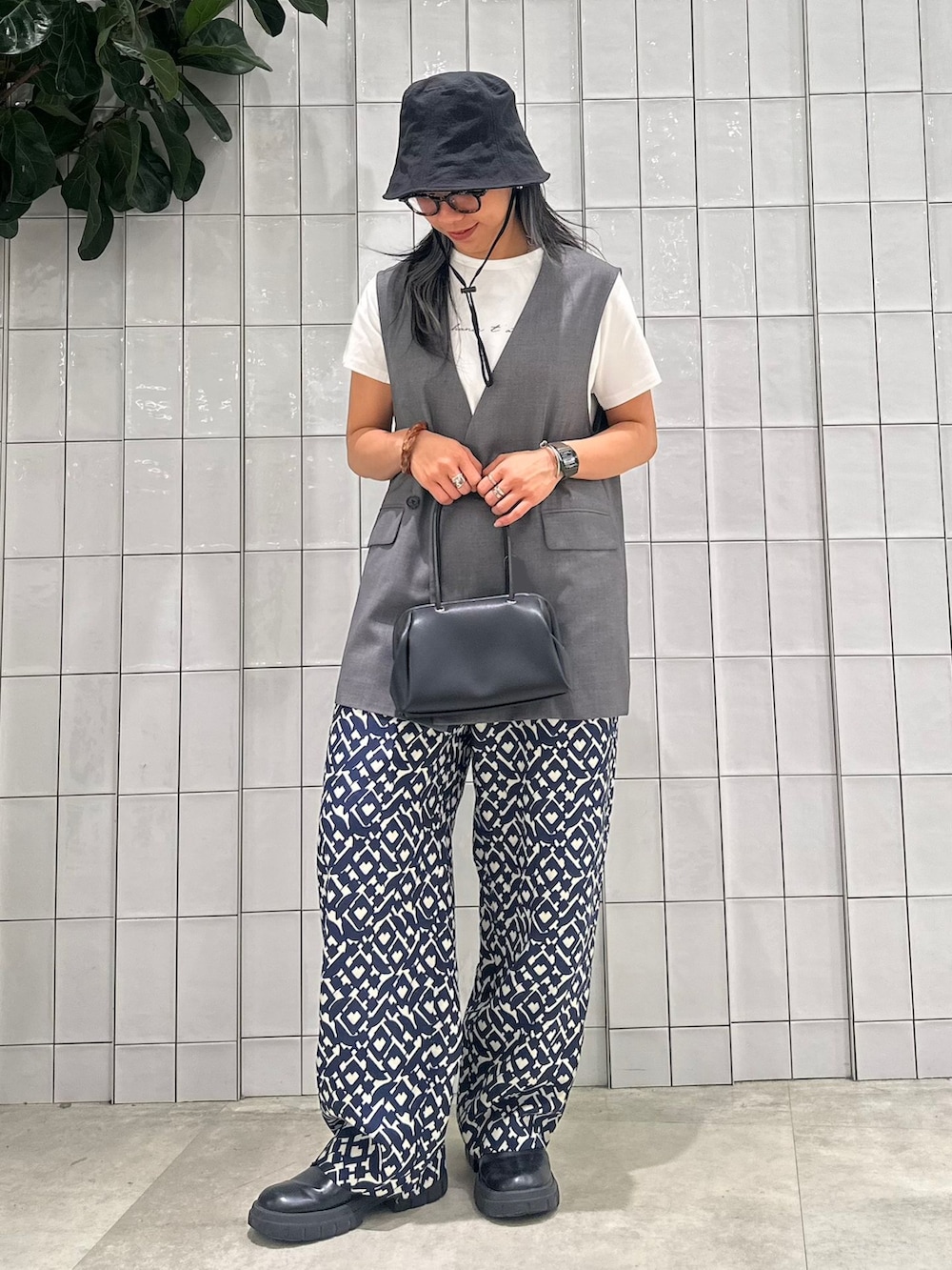 グレー系のその他アウター、ブルー系のその他パンツ、ホワイト系のTシャツ/カットソーを着用したレディースの夏コーディネートの8枚目の写真