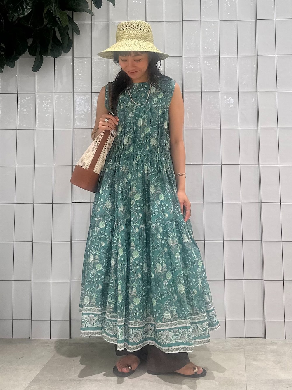 ブラウン系のその他パンツ、グリーン系のワンピース、イエロー系のトートバッグを着用したレディースの夏コーディネートの2枚目の写真