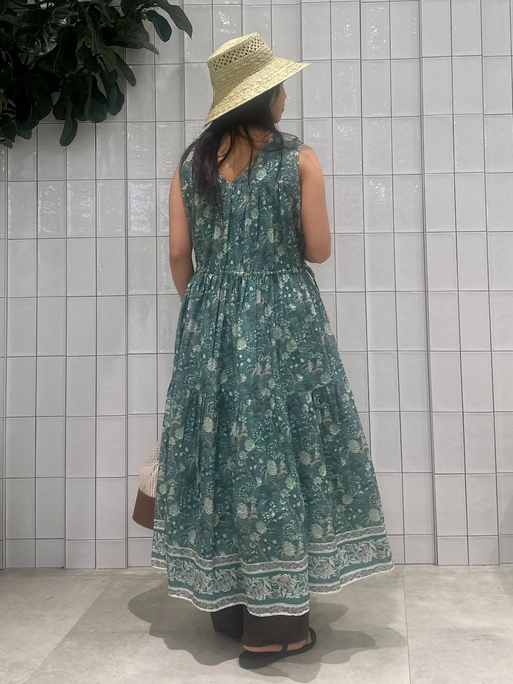 ブラウン系のその他パンツ、グリーン系のワンピース、イエロー系のトートバッグを着用したレディースの夏コーディネートの6枚目の写真