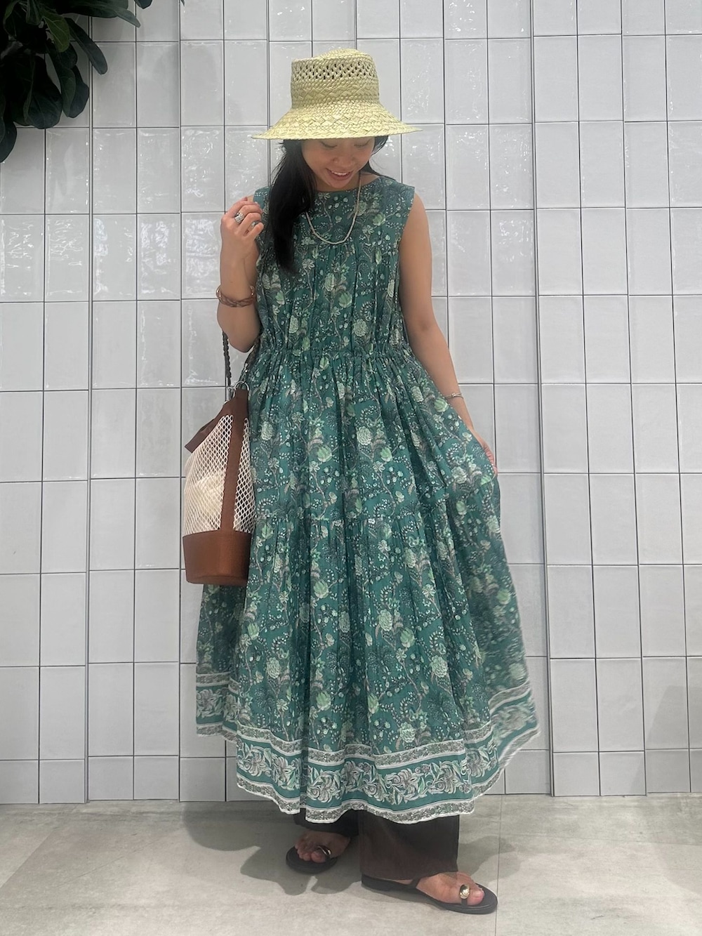 ブラウン系のその他パンツ、グリーン系のワンピース、イエロー系のトートバッグを着用したレディースの夏コーディネートの3枚目の写真