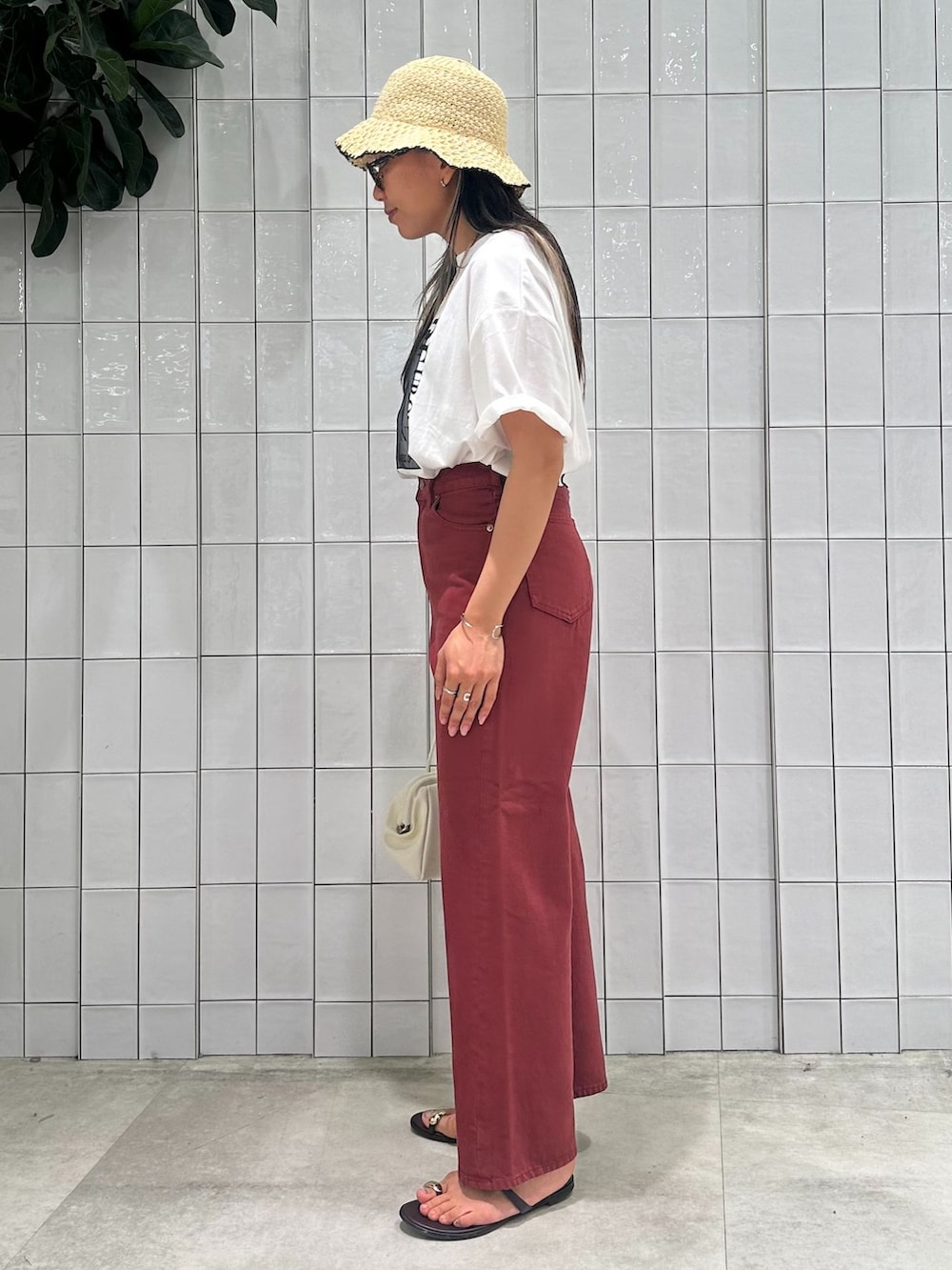 レッド系のその他パンツ、ホワイト系のTシャツ/カットソー、ホワイト系のハンドバッグを着用したレディースの夏コーディネートの7枚目の写真